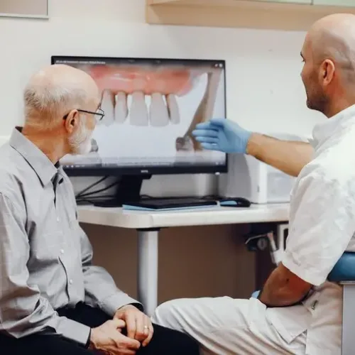 anciano-sentado-oficina-dentista_1157-19443