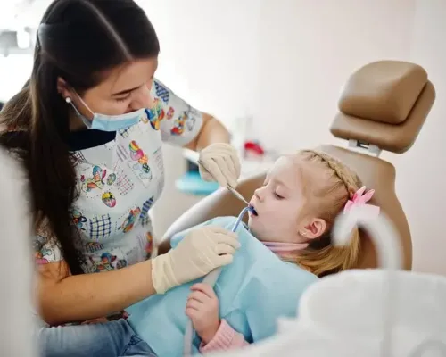 nina-pequena-silla-dentista_627829-9353