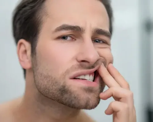 problemas-dentales-hombre-revisando-sus-dientes-mirando-perturbado_259150-57888